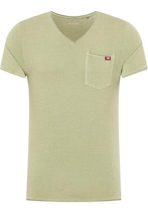 Hellgrünes kurzärmeliges T-Shirt mit V-Ausschnitt und Brusttasche, die ein kleines rotes Etikett mit weißem Pferdelogo trägt.