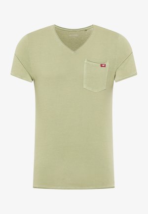 Hellgrünes kurzärmeliges T-Shirt mit V-Ausschnitt und Brusttasche, die ein kleines rotes Etikett mit weißem Pferdelogo trägt.