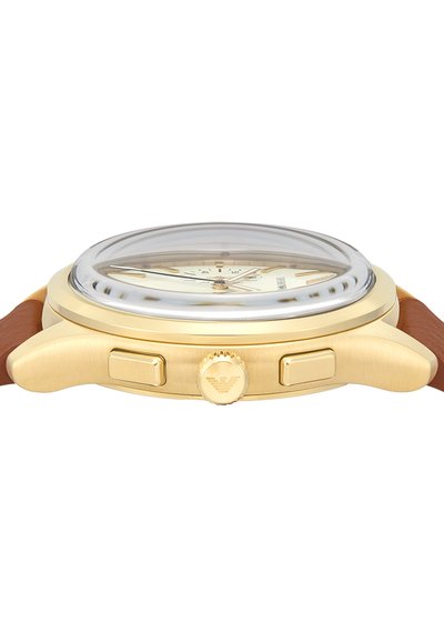 Goldfarbene Armbanduhr mit rundem Gehäuse, transparentem Zifferblatt, beigem Ziffernblatt und braunem Lederarmband. Verfügt über eine Krone und Druckknöpfe an der Seite.