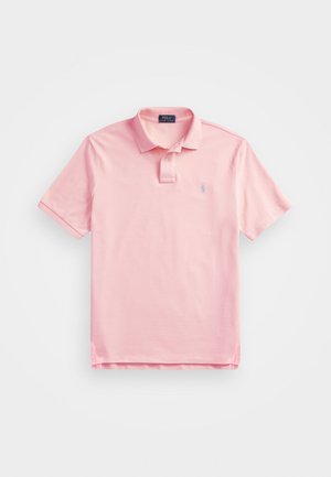 Lichtroze polo met korte mouwen, kraag en twee knopen, met een klein geborduurd logo op de linkerborst.