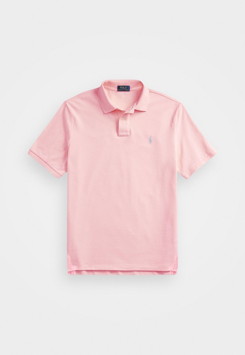 Polo rose clair à manches courtes avec col et deux boutons, avec un petit logo brodé sur le côté gauche de la poitrine.
