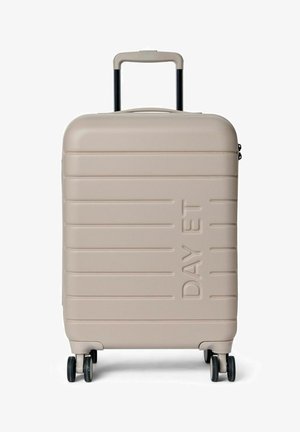 Valise cabine rigide de couleur beige clair avec rainures horizontales, logo embossé "DAY ET", poignée rétractable et quatre roues.