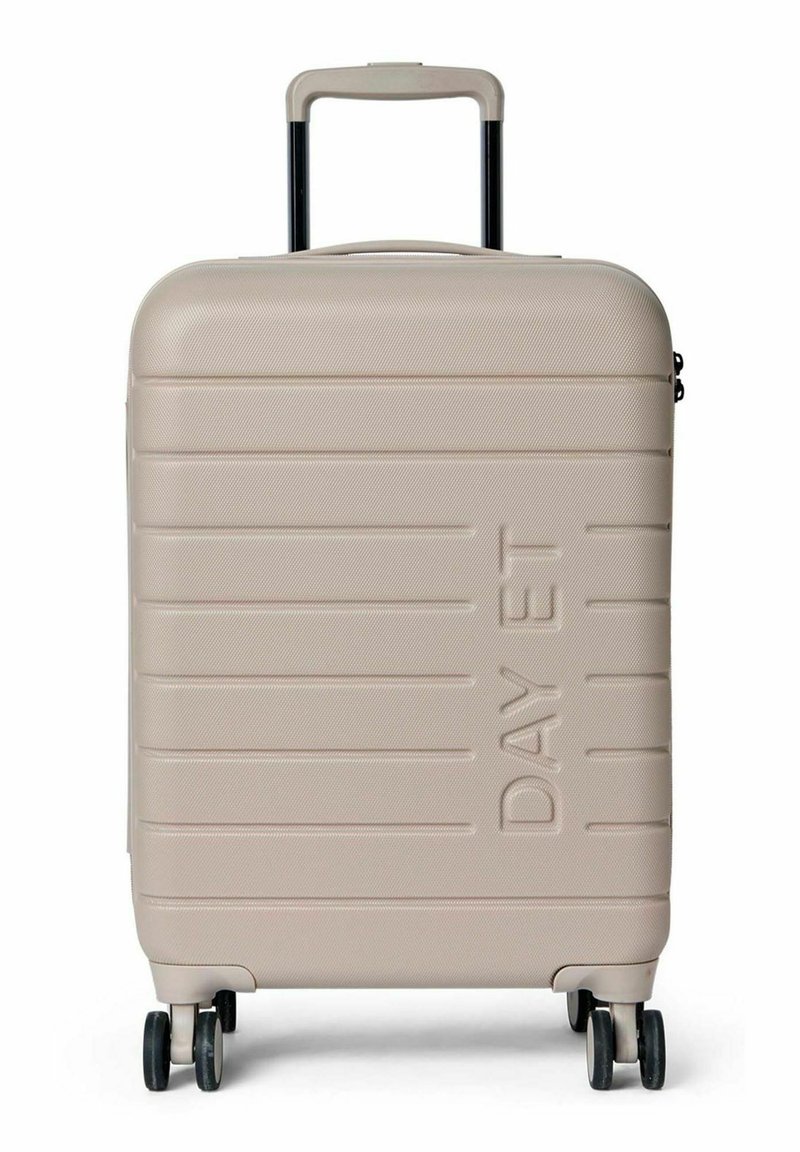 Valise cabine rigide de couleur beige clair avec rainures horizontales, logo embossé "DAY ET", poignée rétractable et quatre roues.