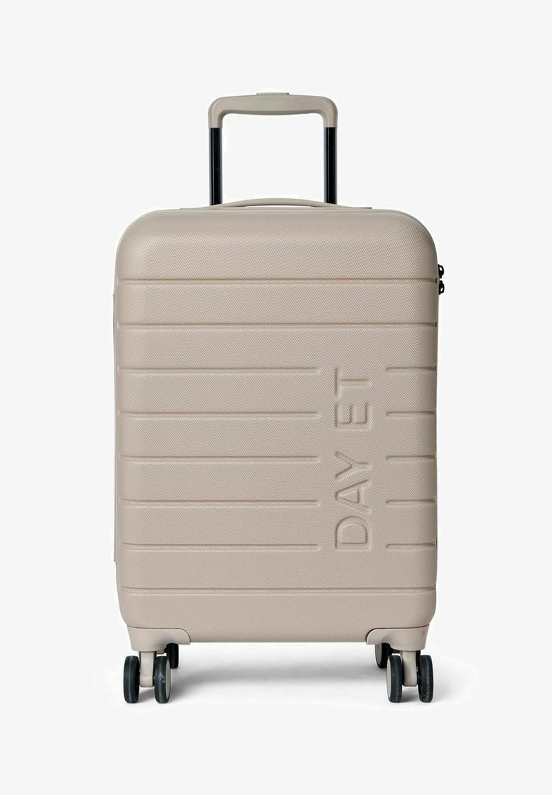 Valise cabine rigide de couleur beige clair avec rainures horizontales, logo embossé "DAY ET", poignée rétractable et quatre roues.