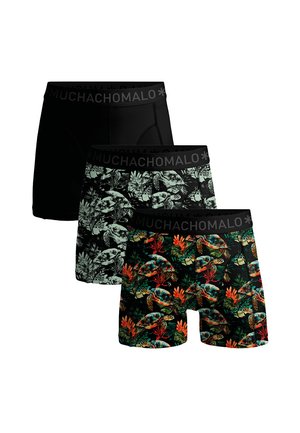 Pánske boxerky v troch variantoch s čiernymi pásmi s nápisom "MUCHACHOMALO", pričom zahŕňajú jednofarbový čierny dizajn, monochromatický motív morských korytnačiek a farebný motív s morskými korytnačkami a koralmi.