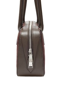 Brązowa torebka ze skóry i zamszu z srebrnym zamkiem błyskawicznym, ostrym, kanciastym wzornictwem oraz solidnymi uchwytami. Minimalistyczna estetyka z czystymi liniami.