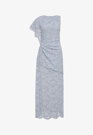 Világoskék csipkés, egyrészes maxiruha virágmintákkal és egy redőzött csipkés ujjal a bal oldalon.