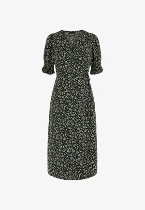 Schwarzes Midikleid mit Puffärmeln, das ein Wickeldesign aufweist und verstreute weiße und grüne Blumenmuster auf einem dunklen Hintergrund zeigt.