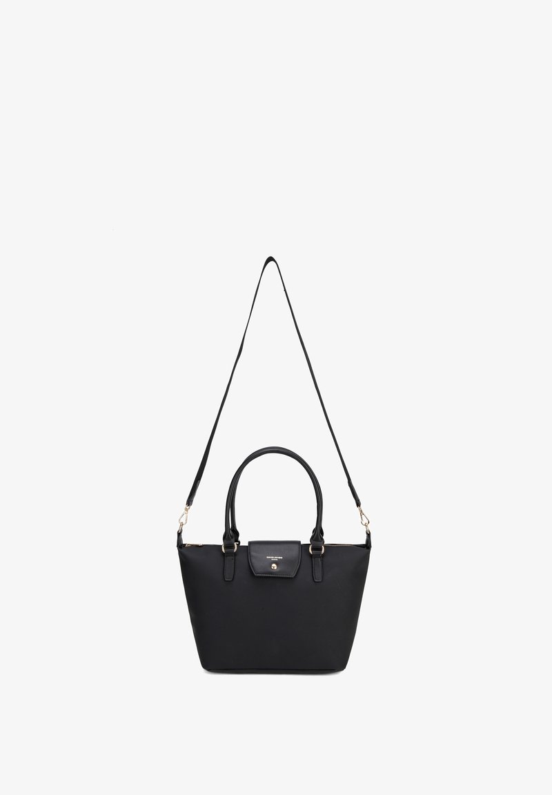 Sac à main noir avec deux poignées supérieures et une longue bandoulière réglable, fermeture zippée et poche avant à rabat avec bouton doré.