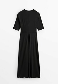 Robe midi noire à manches courtes, taille ajustée et encolure ronde, vue de dos sur fond blanc.