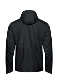 Veste noire imperméable avec capuche, présentant une texture lisse et un design simple. Le dos présente un panneau de matériau contrastant au niveau de la taille.