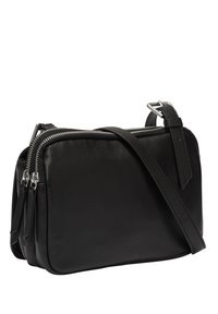Borsa a tracolla in pelle nera con forma rettangolare, scomparti con doppia zip, tracolla regolabile e texture liscia.