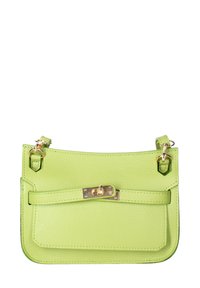 Borsa a tracolla in pelle verde con una texture liscia, forma rettangolare, hardware dorato e chiusura a fibbia frontale. Tracolla regolabile con dettagli cuciti.