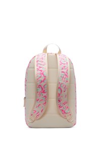 Sac à dos avec un design rose pastel et crème, doté de bretelles à motifs, de forme rectangulaire, avec une texture lisse et une petite poche zippée à l'avant.