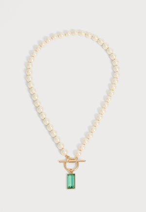 Collier de perles blanches rondes avec fermoir à bascule en or et pendentif rectangulaire en pierre précieuse verte sur fond clair.