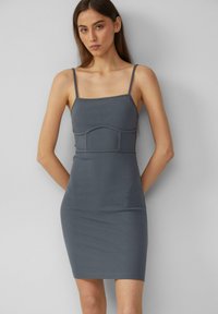 Dunkelgraues, geripptes Bodycon-Kleid mit dünnen Trägern, figurbetontem Schnitt und einer strukturierten Naht im Oberteil, das über das Knie reicht. Glatte Textur.