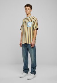 Karl Kani SIGNATURE OS STRIPED  - Marškinėliai su spaudiniu - lightblue lightyellow brown