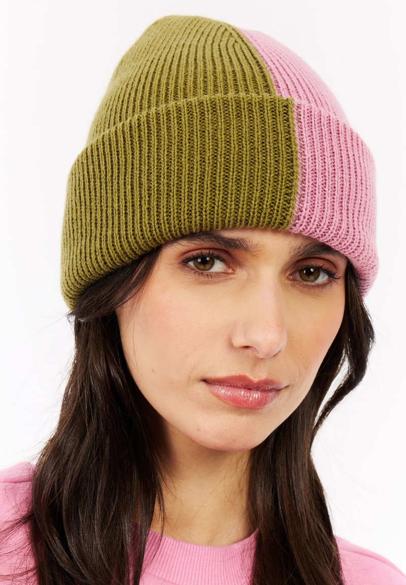 Gehaakte beanie met een bicolor ontwerp: olijfgroen en roze. Kenmerkt zich door een geribbelde structuur en een opgerolde zoom. Geschikt voor koud weer.