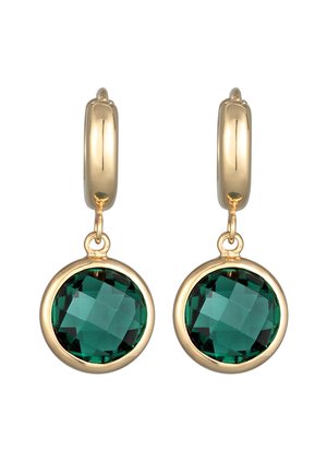Des boucles d'oreilles en or en forme de cercle présentent une pierre précieuse facettée vert foncé pendue dans un sertissage circulaire. Surface lisse et polie avec une finition brillante.