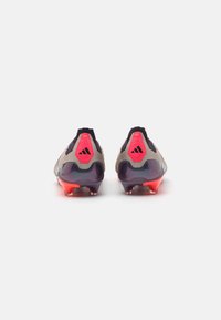 adidas Performance PREDATOR ELITE LACELESS FIRM GROUND - Jalkapallokengät kiinteälle alustalle - platin metallic/aurora black/carbon