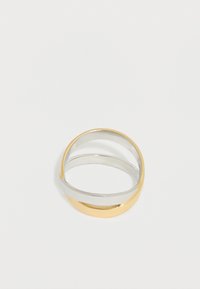 Złota i srebrna pierścionek z nałożonymi pasmami o gładkiej, wypolerowanej fakturze. Charakteryzuje się nowoczesnym, splecionym wzorem z zaokrąglonymi liniami.