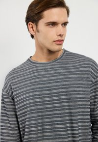 Pier One Pikkade varrukatega topp - navy
