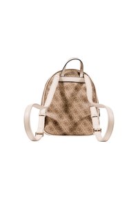 Mochila beige con patrón de monograma, correas de cuero y un asa superior. Presenta una textura suave y una forma redondeada con correas ajustables.