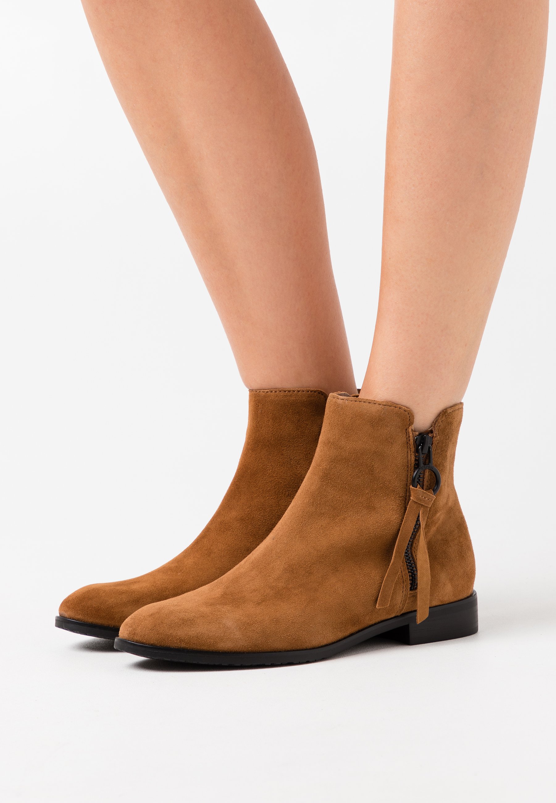 Esprit CHELSEA BOOTIE Korte laarzen caramelCognac Esprit CHELSEA BOOTIE Korte laarzen blackZwart Zalando.nl