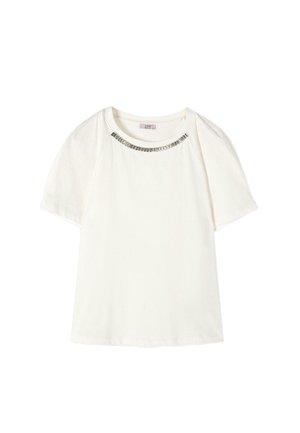 T-shirt bianca a maniche corte con scollatura rotonda, decorata con una fila di piccoli ornamenti a catena argento lungo il colletto.