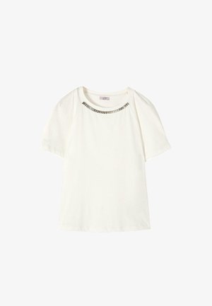 Hvid T-shirt med korte ærmer og rund halsudskæring, med en række små sølvkæde-detaljer langs kraven.