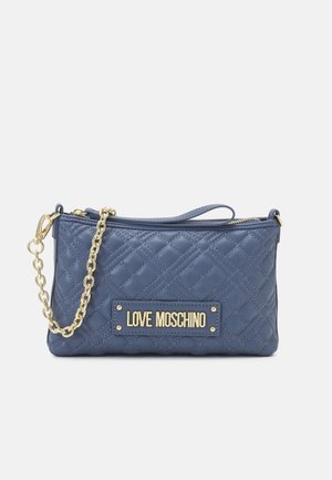 Laivastonsininen tikattu keinonahkalaukku kultaisen sävyisillä metalliosilla, jossa on ketjuhihna ja suorakaiteenmuotoinen levy, johon on kohopainettu "LOVE MOSCHINO".