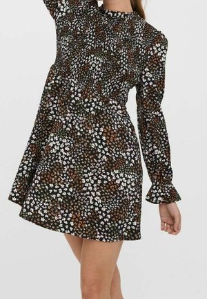 Blomstret mini kjole med lange pufærmer og smock-talje, med hvide, brune og grønne små blomstermønstre på sort stof.