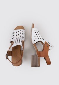 Sandra Fontán HOLES - Sandales - white