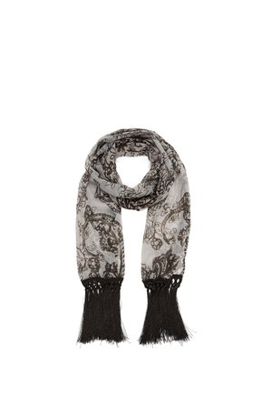 Lichtgrijze sjaal met zwarte paisley-patronen en zwarte franjes aan de uiteinden, losjes geknoopt tegen een witte achtergrond.