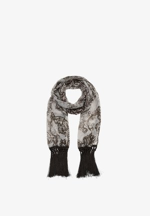 Svetlosivý šál s čiernymi vzormi paisley a čiernymi strapcami na koncoch, voľne navinutý na bielom pozadí.