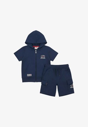 Veste à capuche marine à manches courtes avec fermeture éclair et poches avant, accompagnée d'un short cargo assorti avec cordon de serrage et poches latérales.