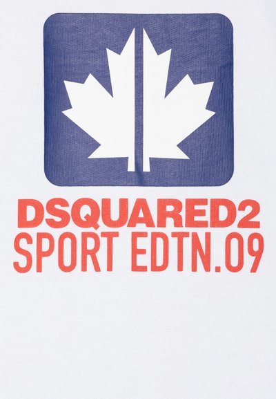 T-shirt bianco con un quadrato blu e un design di foglia d'acero bianca sopra il testo rosso che recita "DSQUARED2 SPORT EDTN.09."