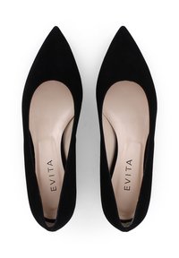 Décolleté nere in suede con punta affusolata e design con ritagli, dotate di fodera interna beige e delicato marchio sull'intersuola.