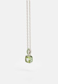 Sølv kædenever med en firkantet grøn gemstone vedhæng, indkapslet i en poleret indfatning, med mindre grønne accentsten.