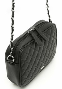 Borsa a tracolla nera trapuntata con una superficie liscia, dotata di una catena argentata e chiusura con zip, forma rettangolare con angoli arrotondati.