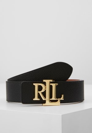 Zwarte leren riem met textuur en een gouden gesp met het "RL" logo, tentoongesteld op een witte ondergrond tegen een grijze achtergrond.
