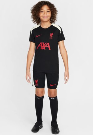 Juodas Liverpulio FC futbolo kostiumas su raudonais logotipais, įskaitant 'AXA' ir paukščio emblema, derinamas su juodais šortais ir kelio ilgio kojinėmis.