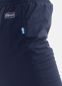 Marineblauwe waterdichte broek van lichtgewicht materiaal. Voorzien van een elastische tailleband en een klein Zweeds vlaggetje aan de zijkant.