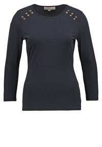 Černá dlouhá rukávová košile s kulatým výstřihem a zlatými knoflíkovými detaily poblíž obou ramen.