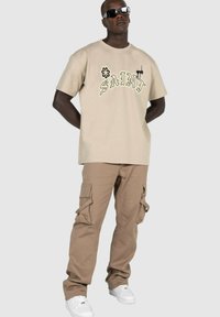 MJ Gonzales MÄNNER HEAVY OVERSIZED - T-Shirt print - wet sand