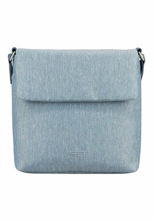 Sac bandoulière en tissu bleu clair avec une fermeture à rabat et une sangle réglable, présentant un logo embossé subtil à l'avant.