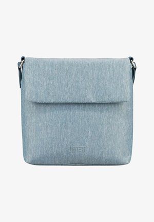 Sac bandoulière en tissu bleu clair avec une fermeture à rabat et une sangle réglable, présentant un logo embossé subtil à l'avant.