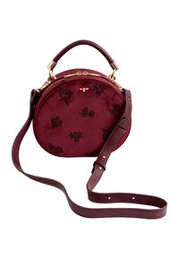 Ronde bordeaux handtas van fluweel met geborduurde bloemenpatronen. Inclusief hardware in goudkleur en een afneembare leren schouderband.