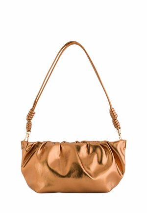 Bolso brillante de color cobre con cuerpo fruncido y asa de hombro anudada, exhibido sobre un fondo blanco.