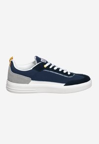 Sneaker da uomo con tomaia blu navy e dettagli in suede grigio, suola in gomma bianca e linguetta gialla sul tallone, completati da lacci bianchi e logo.